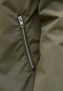 Bombertakki matalla pinnalla