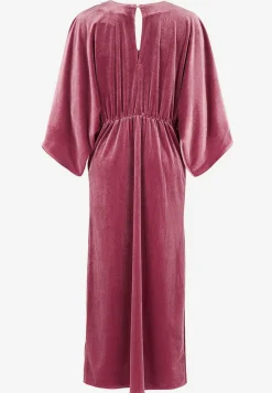 Elegantti kaftaanimekko veluurista
