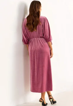 Elegantti kaftaanimekko veluurista