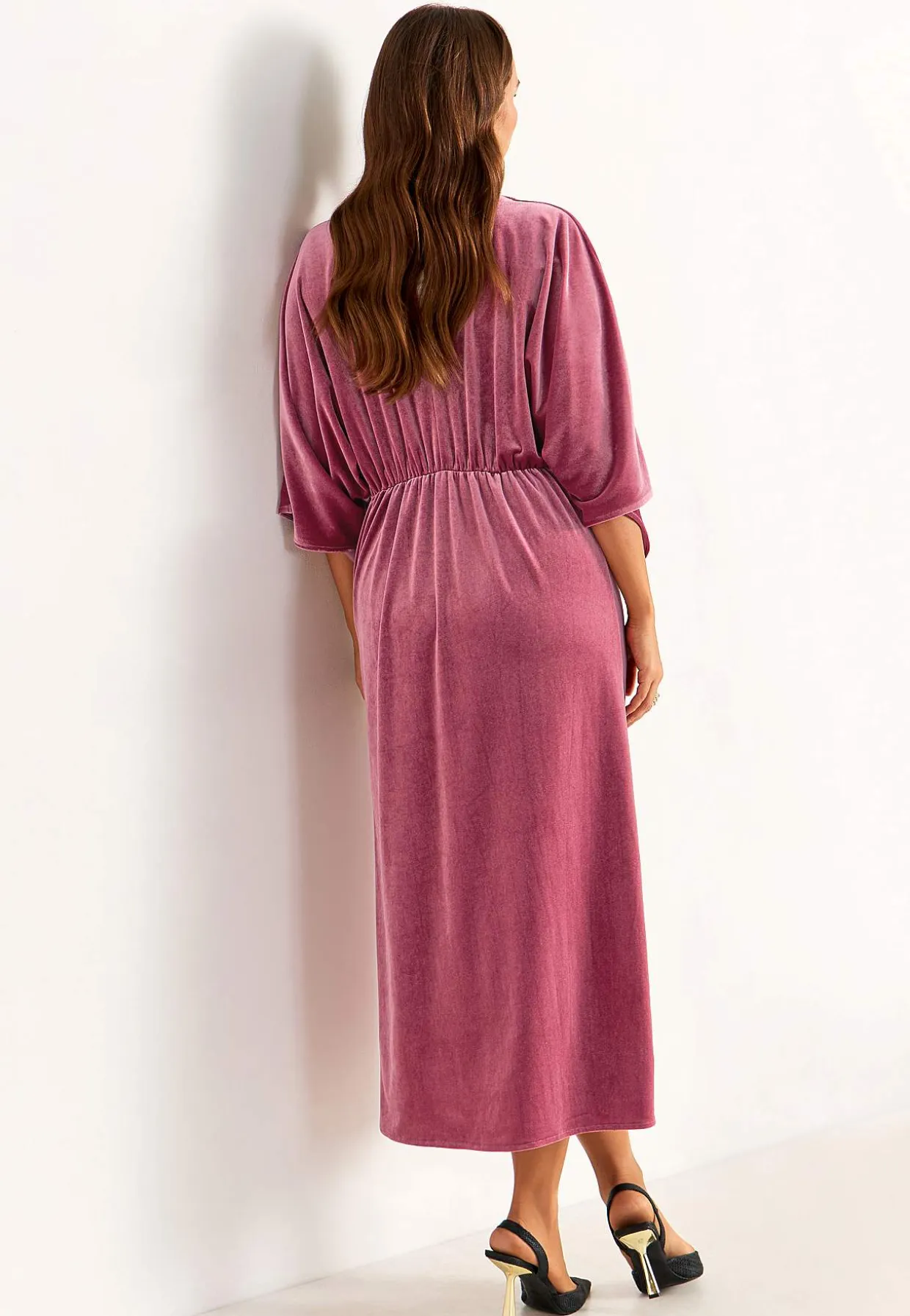 Elegantti kaftaanimekko veluurista
