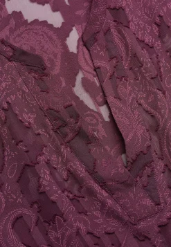 Jacquard-neuloksinen, läpikuultava pusero