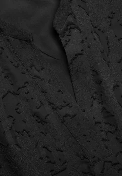 Jacquard-neuloksinen, läpikuultava mekko