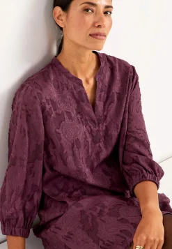 Jacquard-neuloksinen, läpikuultava mekko