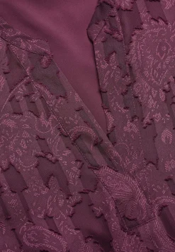 Jacquard-neuloksinen, läpikuultava mekko