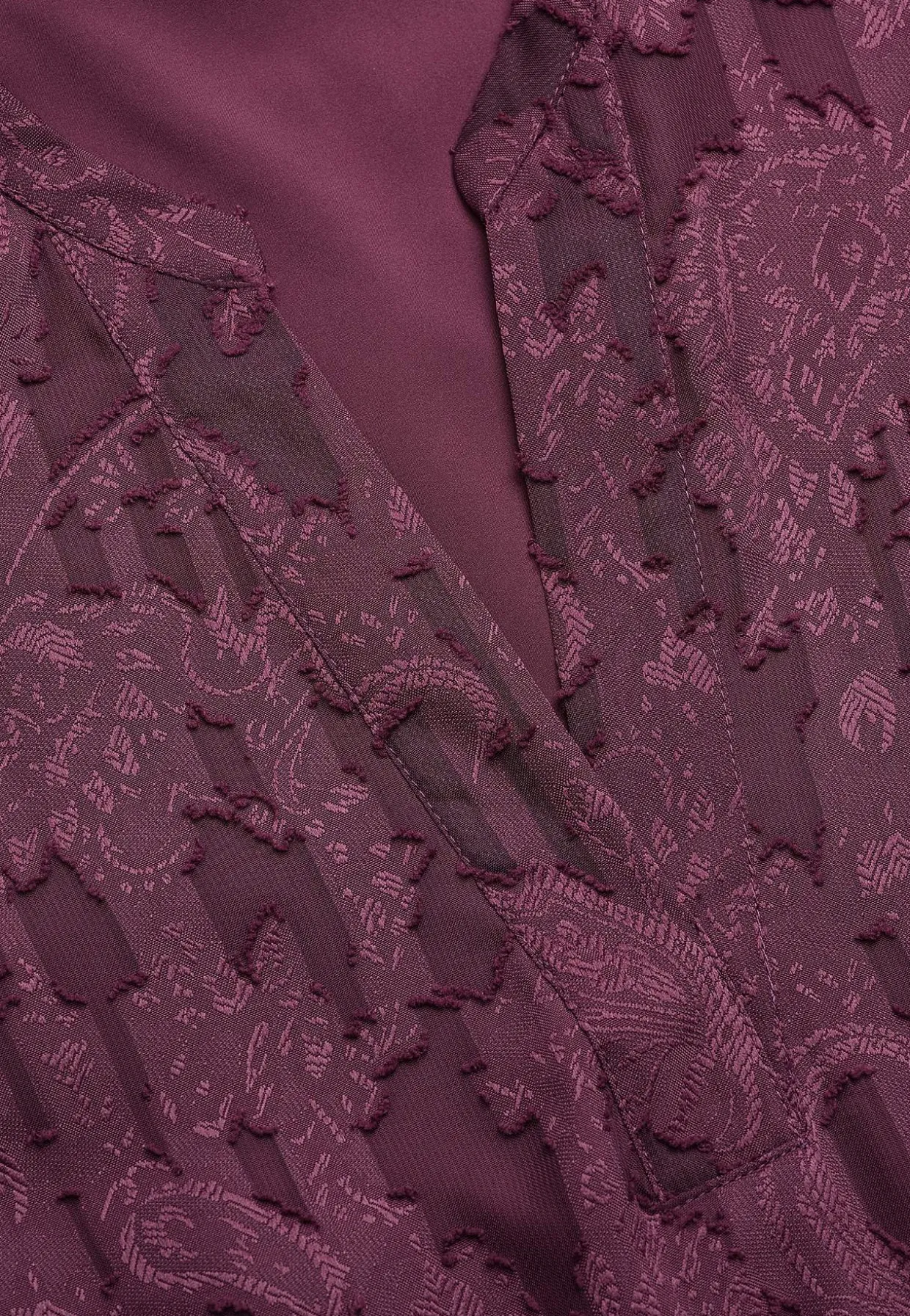 Jacquard-neuloksinen, läpikuultava mekko