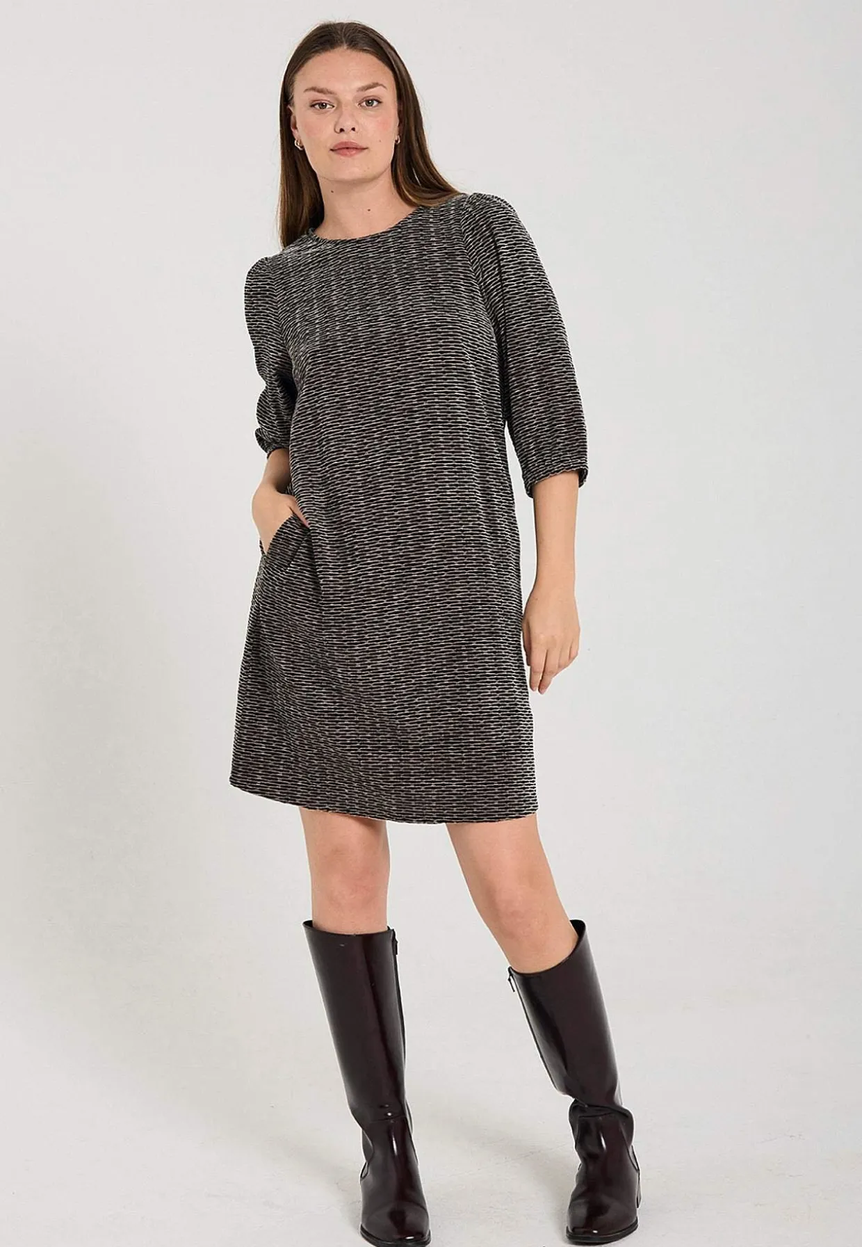 Jacquard-neuloksinen mekko taskuilla