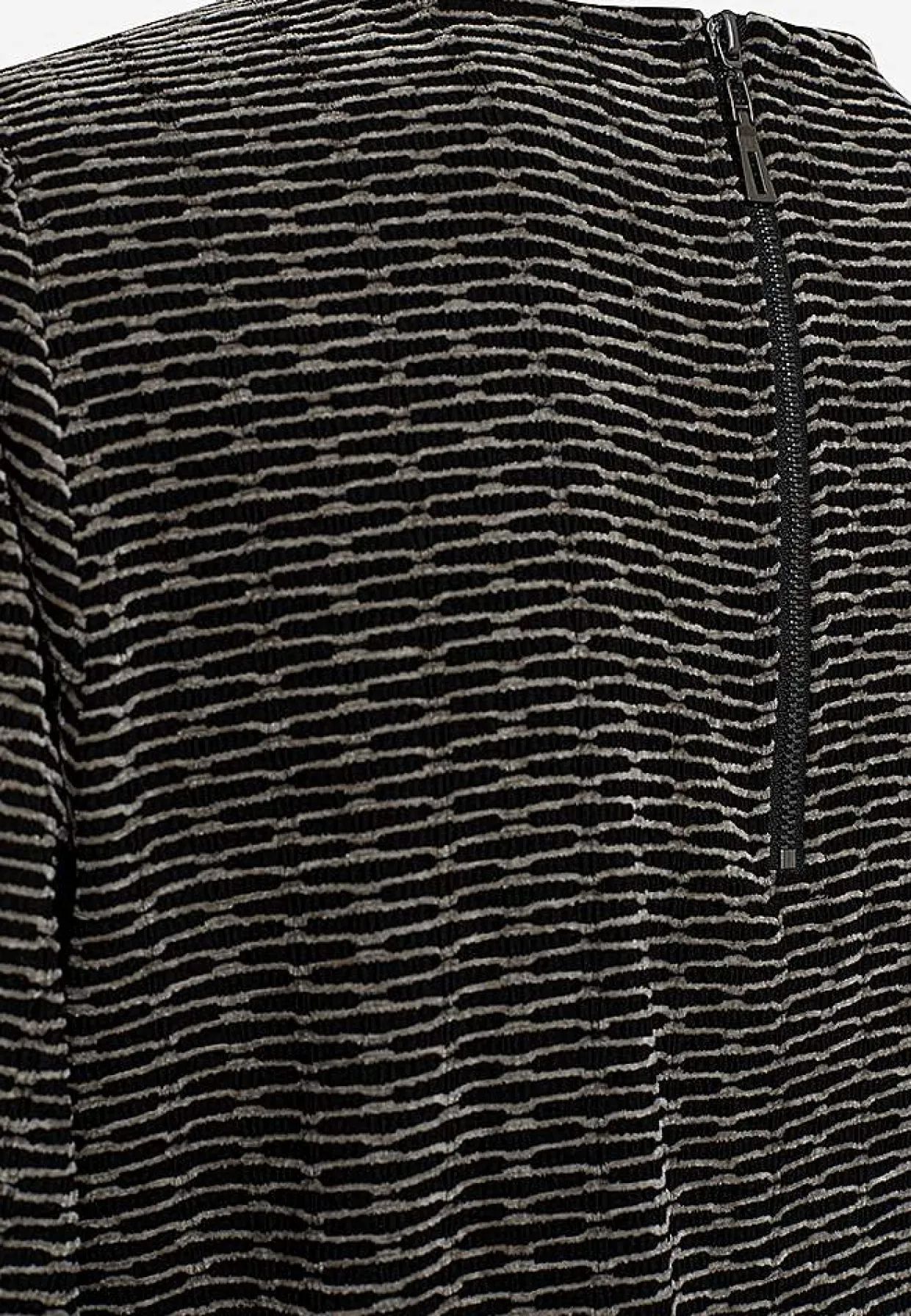 Jacquard-neuloksinen mekko taskuilla