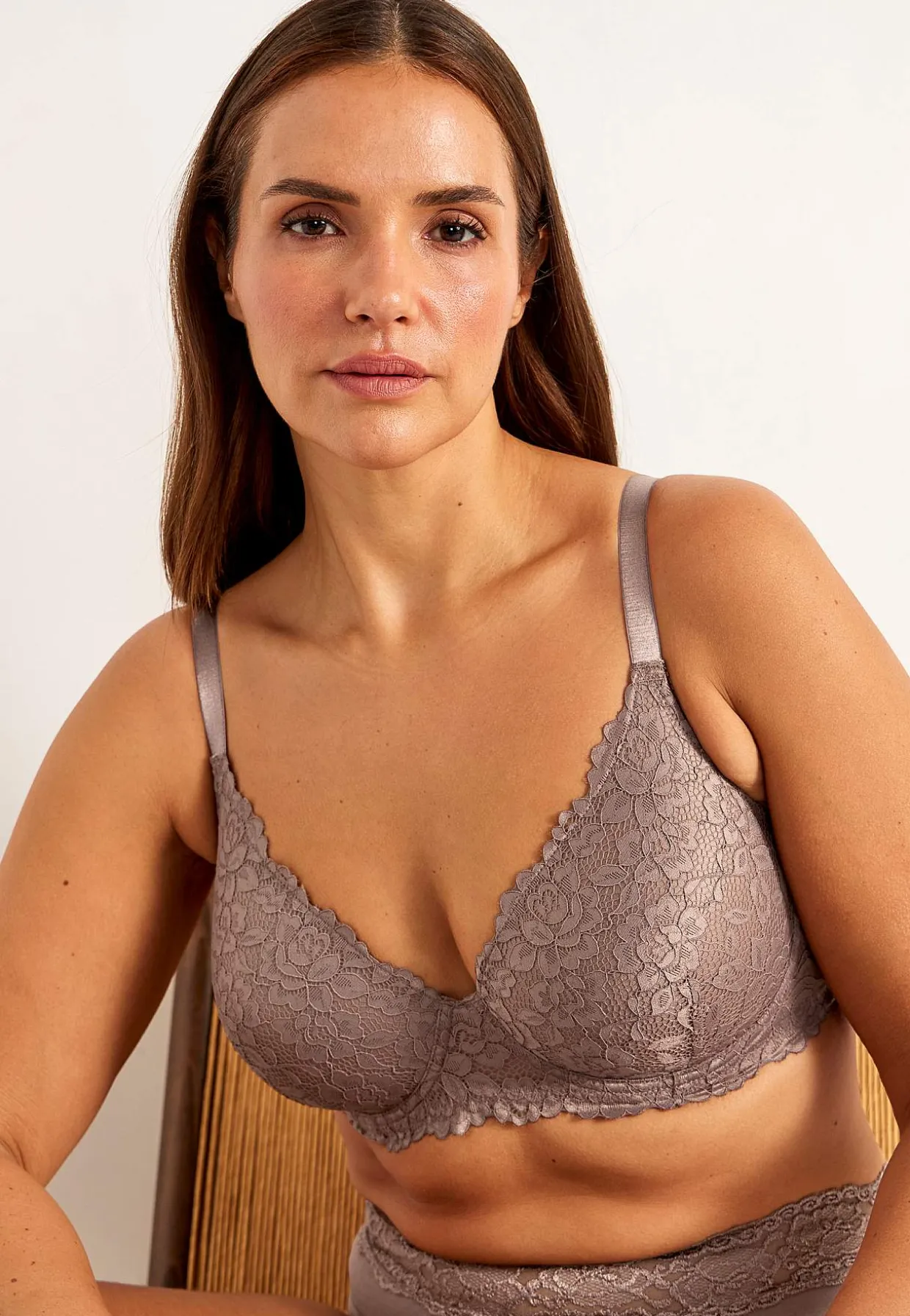 Kaarituelliset pitsirintaliivit Sara