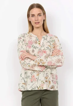Kudottu pusero kirjonnalla