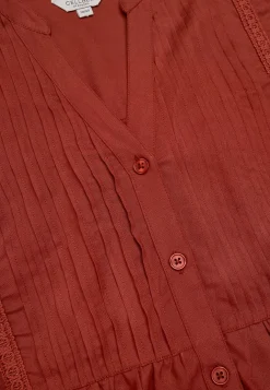 Kudottu tunika pitsireunuksilla