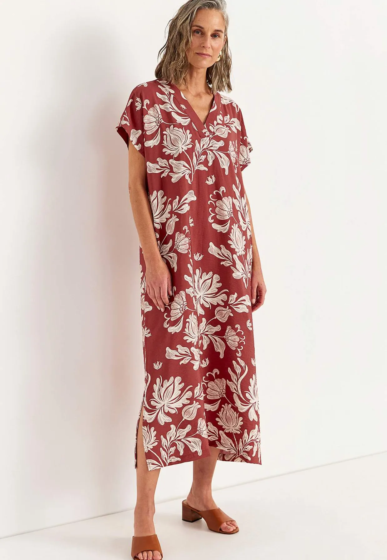 Kuviollinen mekko taskuilla