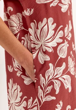 Kuviollinen mekko taskuilla