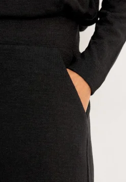 Leveät trikoohousut taskuilla