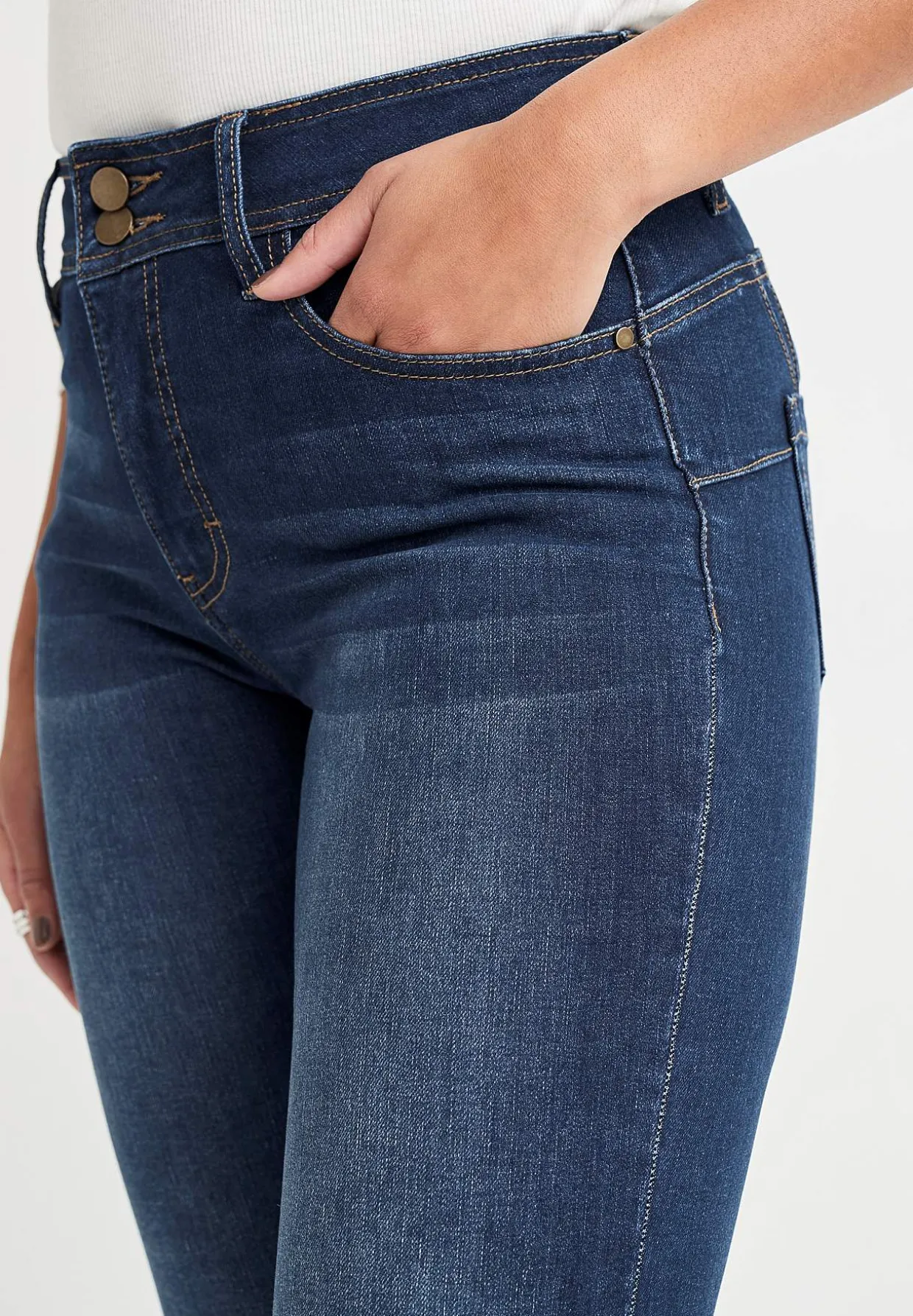 Muotoilevat farkut bootcut-lahkeella ja joustolla