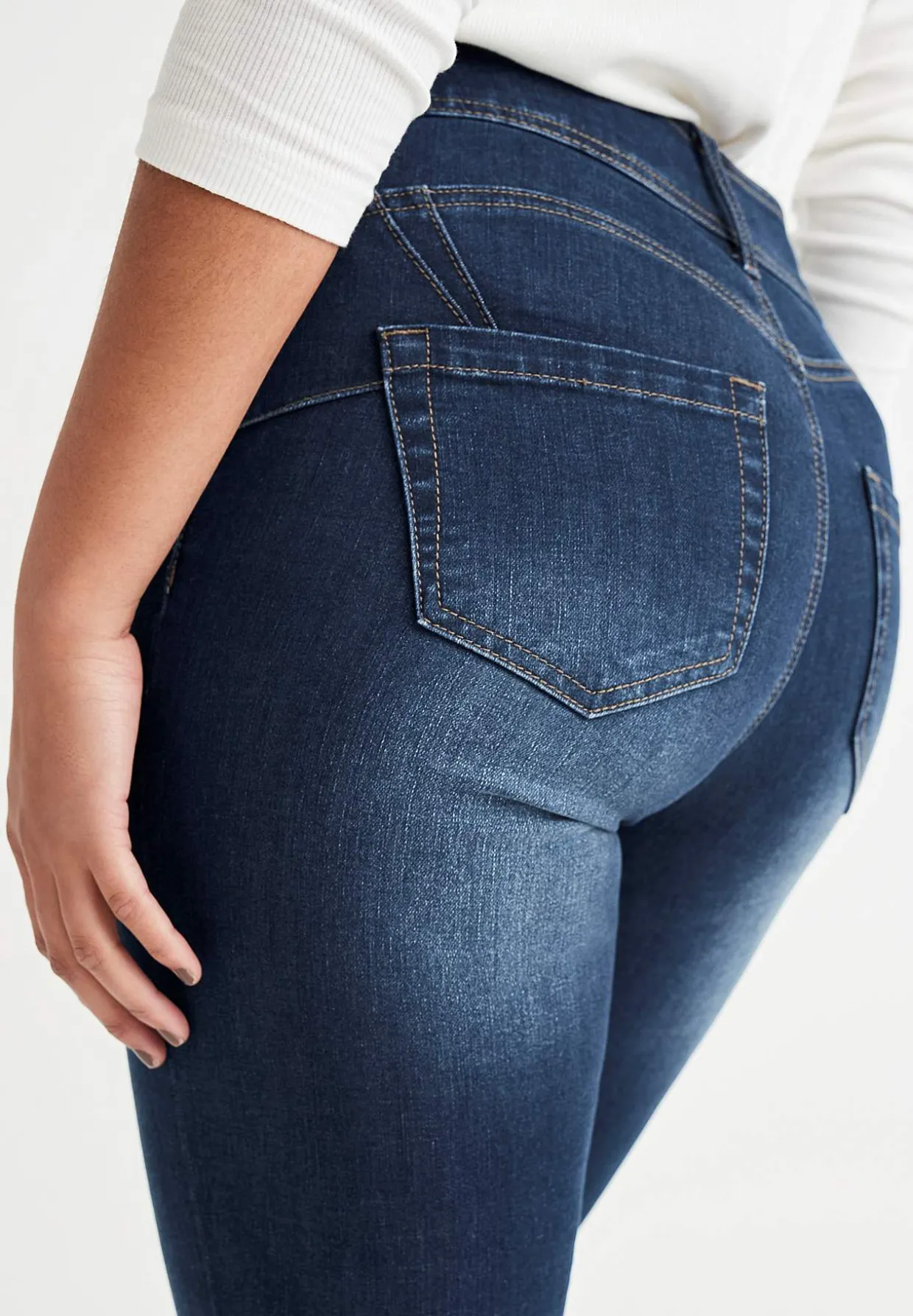 Muotoilevat farkut bootcut-lahkeella ja joustolla
