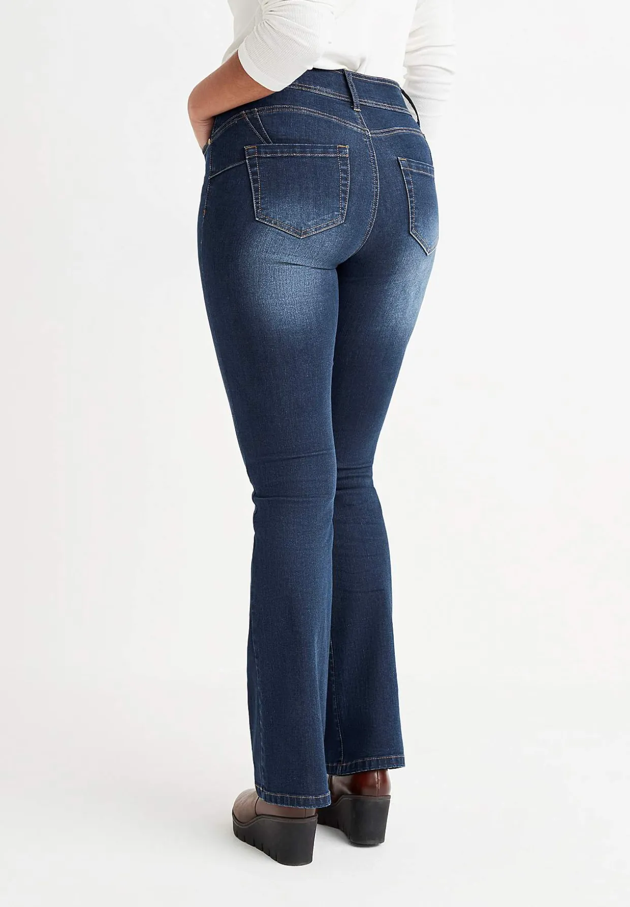 Muotoilevat farkut bootcut-lahkeella ja joustolla