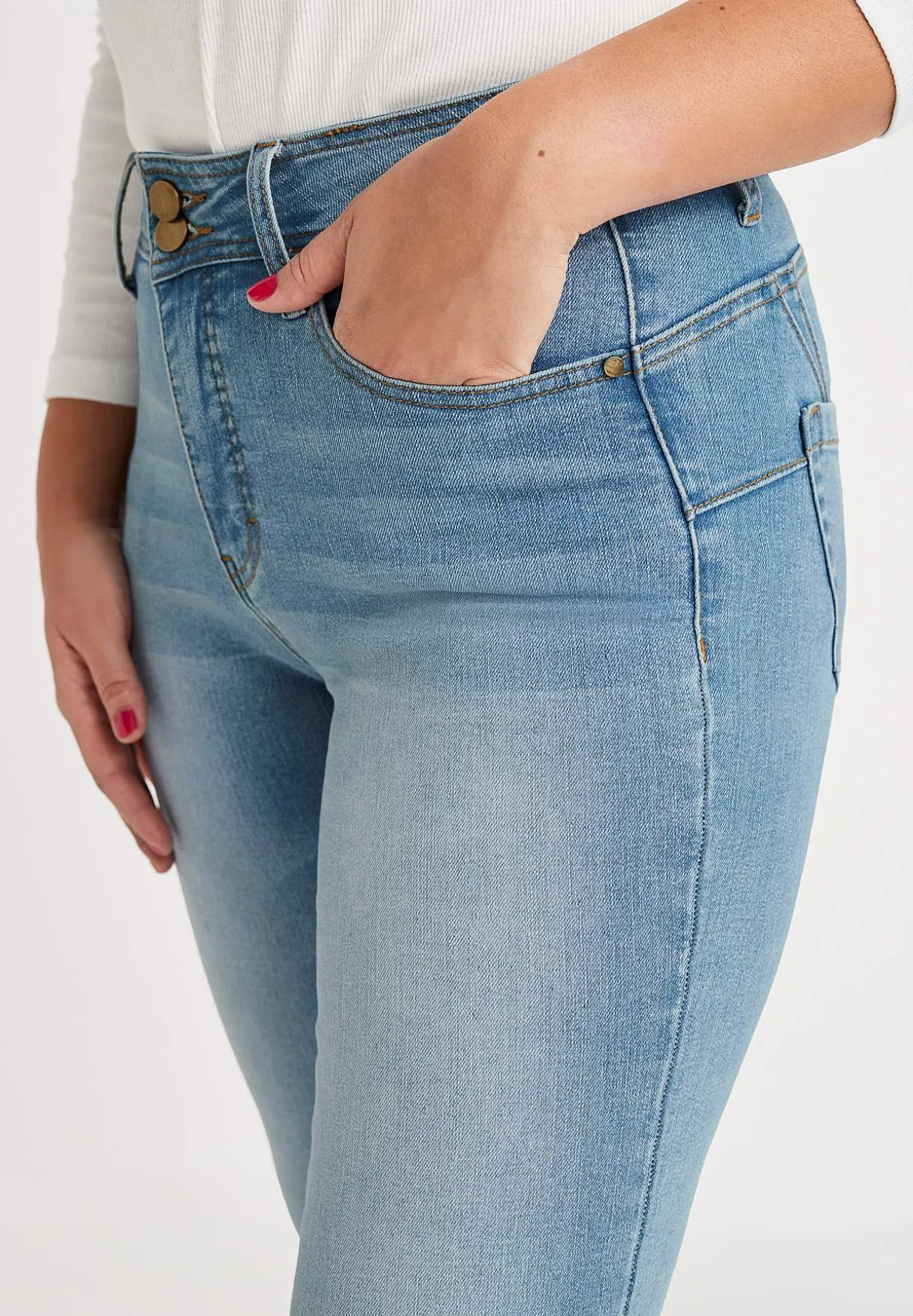 Muotoilevat farkut bootcut-lahkeella ja joustolla