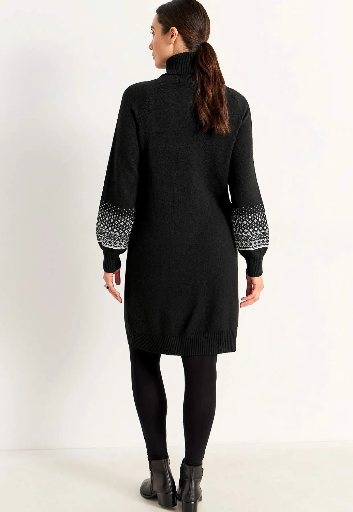 Neulottu mekko jacquard-kuvioisilla hihoilla