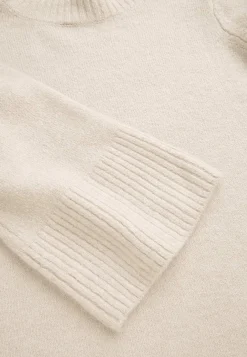 Neulottu mekko korkealla halkiolla