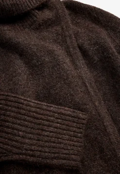 Neulottu poolopaita kietaisuyksityiskohdalla edessä