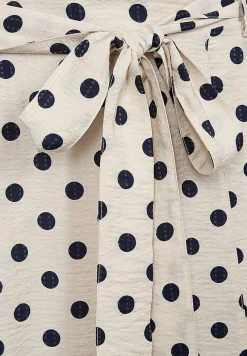 Pilkullinen, kudottu hame
