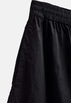 Pitkät, leveät shortsit
