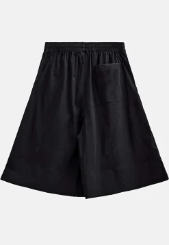 Pitkät, leveät shortsit