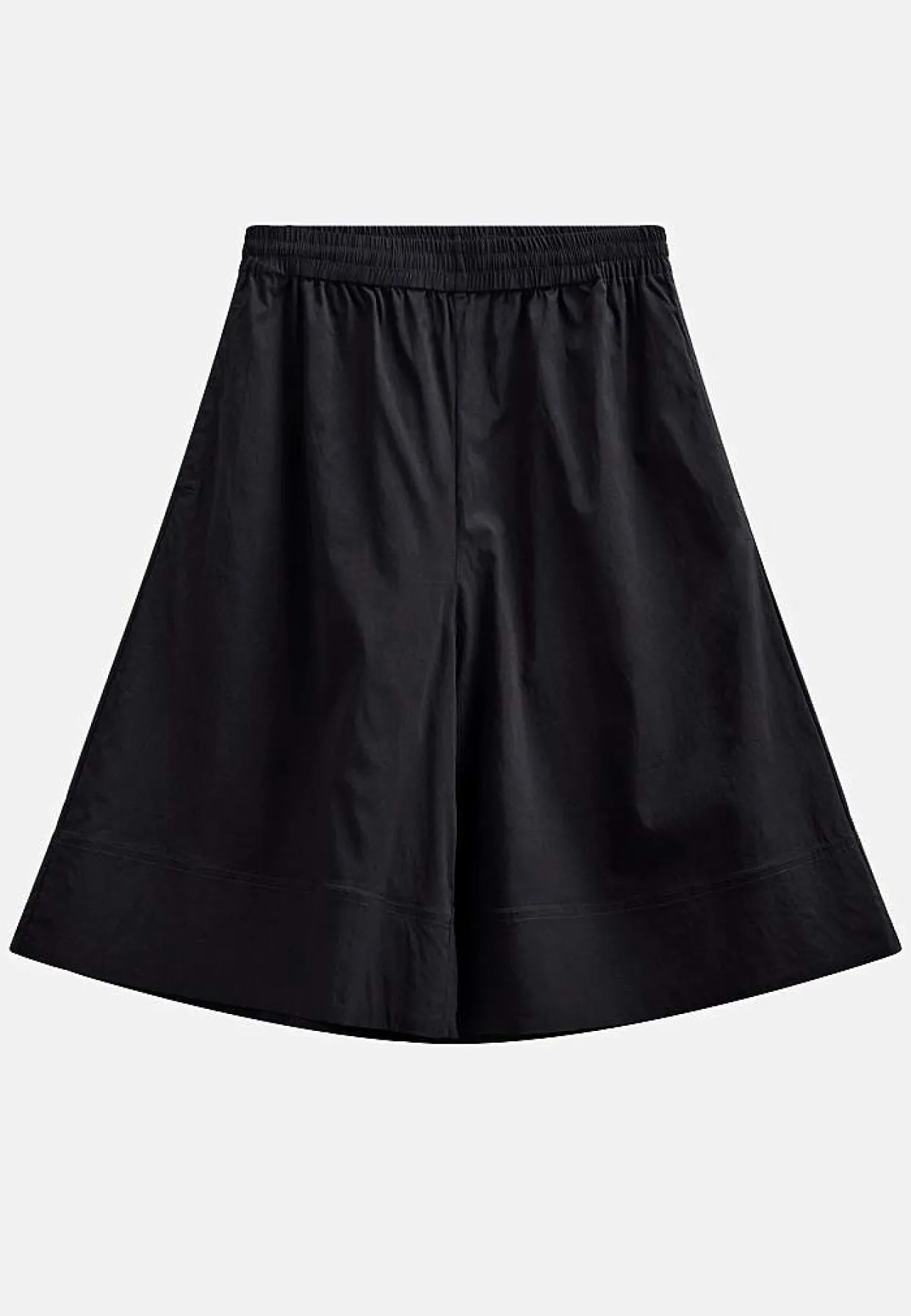 Pitkät, leveät shortsit