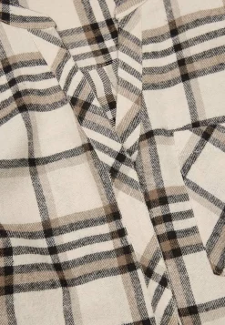 Pusero flanellista rintataskulla