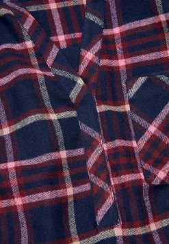 Pusero flanellista rintataskulla