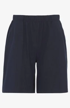 Pyjamasetti T-paidalla ja shortseilla