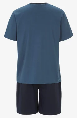 Pyjamasetti T-paidalla ja shortseilla