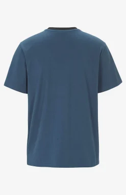Pyjamasetti T-paidalla ja shortseilla