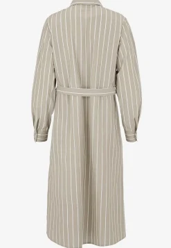 Raidallinen mekko taskuilla