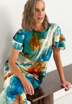 Röyhelömekko perhoshihoilla