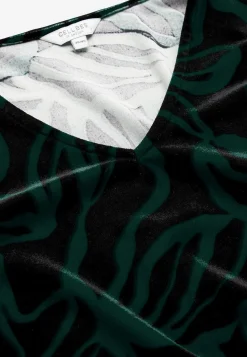 Samettitunika poimutetulla hihayksityiskohdalla