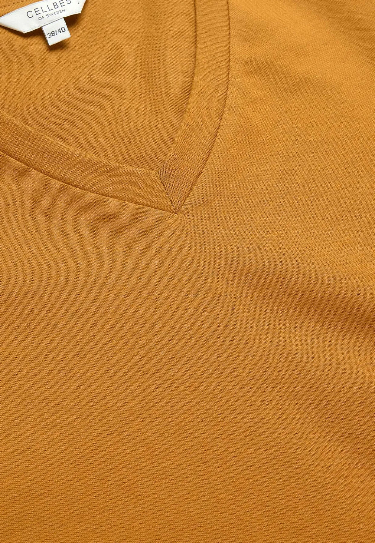 Trikootoppi lyhyillä, taitetuilla hihoilla