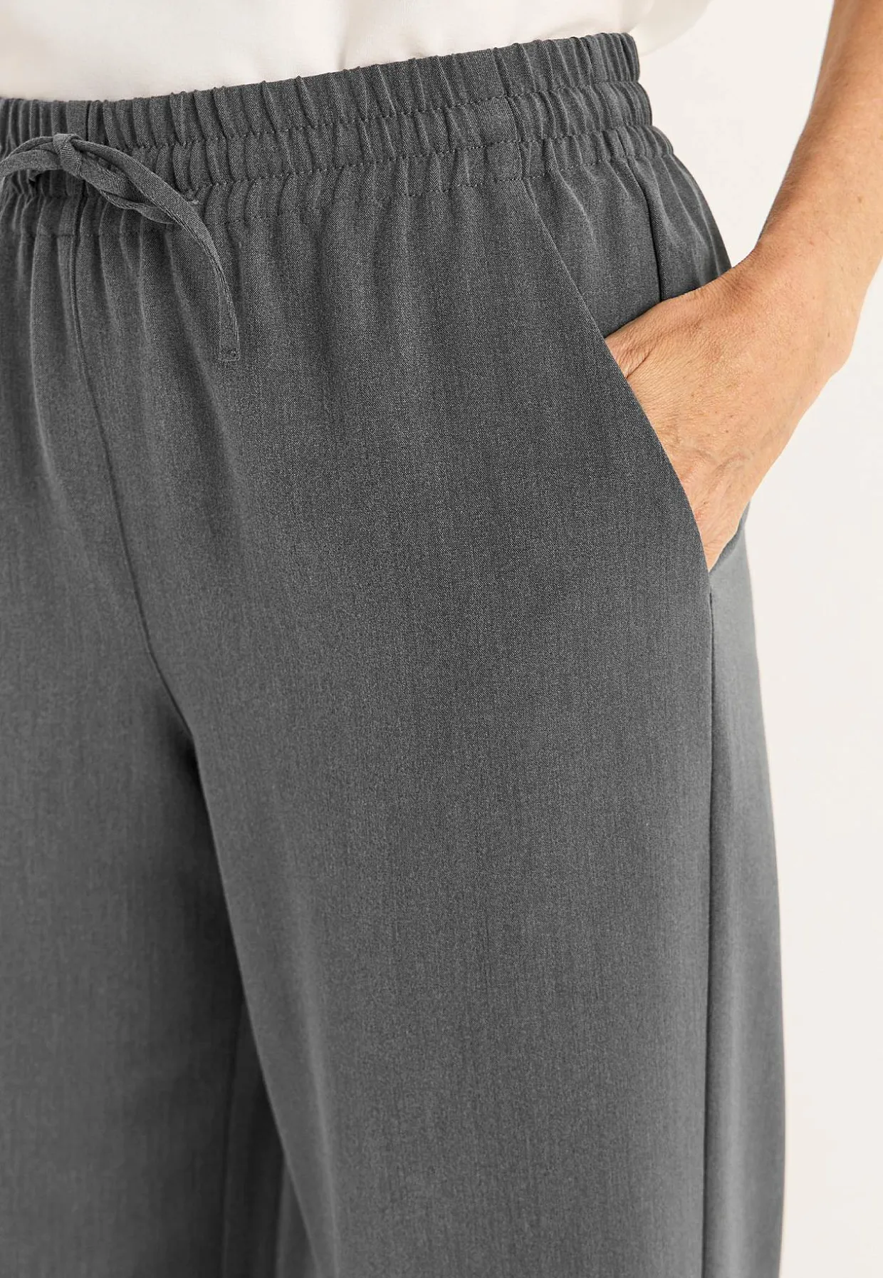 Tyylikkäät pull on -housut Pia