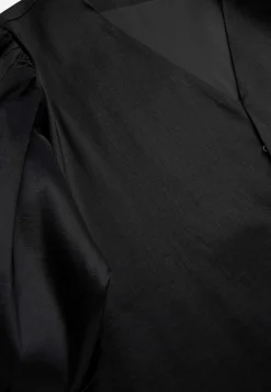 Välikerrostakki kookkailla hihoilla